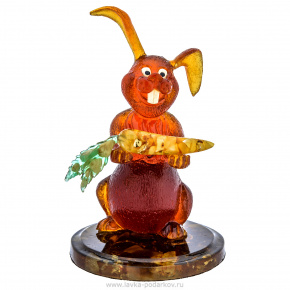 Статуэтка из янтаря "Кролик с морковкой", фотография 0. Интернет-магазин ЛАВКА ПОДАРКОВ
