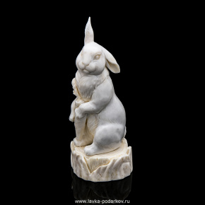 Скульптура из кости "Кролик на пеньке с морковкой", фотография 0. Интернет-магазин ЛАВКА ПОДАРКОВ