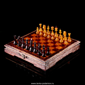 Шахматный ларец с фигурами из янтаря "Старый замок", фотография 0. Интернет-магазин ЛАВКА ПОДАРКОВ