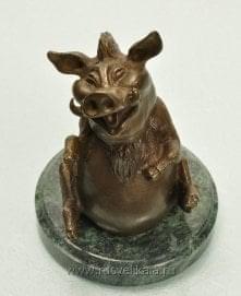 10704/пат Бронза Скульптура "Весёлый кабан" (на подставке) патинир.