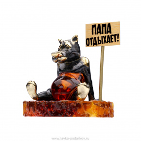 Статуэтка на янтаре "Волк. Папа отдыхает!", фотография 0. Интернет-магазин ЛАВКА ПОДАРКОВ