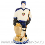 Фарфоровая статуэтка "Хоккеист с кубком"