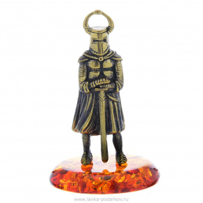 Статуэтка с янтарем "Рыцарь с мечом" (коньячный), фотография 0. Интернет-магазин ЛАВКА ПОДАРКОВ