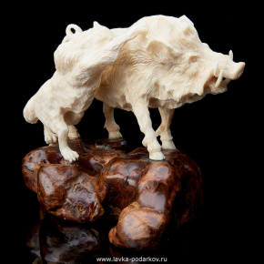Скульптура из клыка моржа "Кабан с волком", фотография 0. Интернет-магазин ЛАВКА ПОДАРКОВ