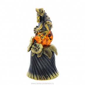Сувенирный колокольчик "Лягушка на шаре" с янтарем, фотография 0. Интернет-магазин ЛАВКА ПОДАРКОВ