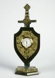 6240/П Нат.камень Часы "Щит и Меч" Змеевик (3549)