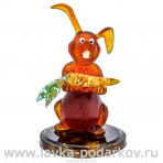 Статуэтка из янтаря "Кролик с морковкой"