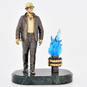 Бронзовая статуэтка «Работник нефтегазовой промышленности», фотография 0. Интернет-магазин ЛАВКА ПОДАРКОВ