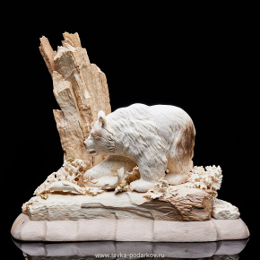 Скульптура из кости мамонта "Медведь на рыбалке", фотография 0. Интернет-магазин ЛАВКА ПОДАРКОВ