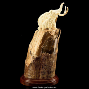 Композиция "Мамонты" на бивне мамонта, фотография 0. Интернет-магазин ЛАВКА ПОДАРКОВ