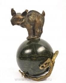 15739 Бронза Скульптура "Рысь на шаре" 8,5*8,8*,14*5см Змеевик