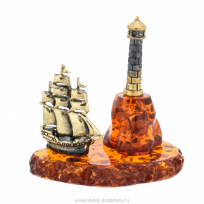 Статуэтка с янтарем "Корабль у маяка", фотография 0. Интернет-магазин ЛАВКА ПОДАРКОВ
