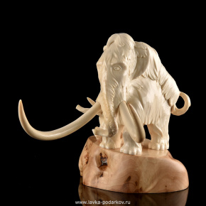 Скульптура из бивня мамонта "Мамонты на прогулке", фотография 0. Интернет-магазин ЛАВКА ПОДАРКОВ