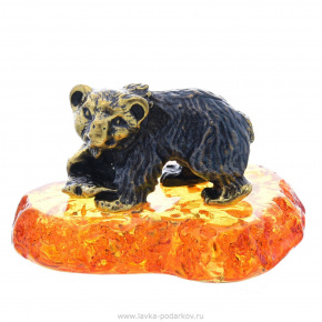 Статуэтка с янтарем "Медведь с рыбкой" (коньячный), фотография 0. Интернет-магазин ЛАВКА ПОДАРКОВ