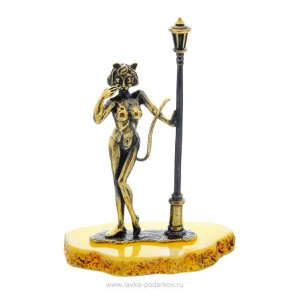 Статуэтка с янтарем "Кошечка под фонарем" (белый), фотография 0. Интернет-магазин ЛАВКА ПОДАРКОВ