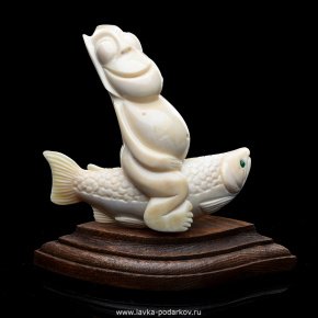 Скульптура из кости "Пеликен на рыбе", фотография 0. Интернет-магазин ЛАВКА ПОДАРКОВ