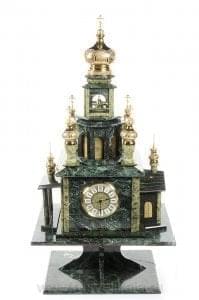 3724 Нат.камень Златоуст Часы настольные "Храм" Змеевик