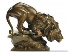 0010529 Бронза Скульптура "Лев на скале"
