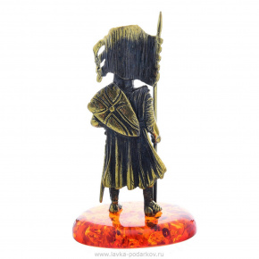 Статуэтка с янтарем "Рыцарь знаменосец" (коньячный), фотография 0. Интернет-магазин ЛАВКА ПОДАРКОВ