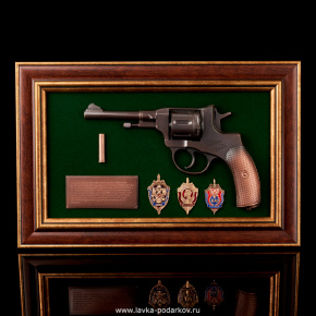 Панно с пистолетом "Наган со знаками ФСБ", фотография 0. Интернет-магазин ЛАВКА ПОДАРКОВ