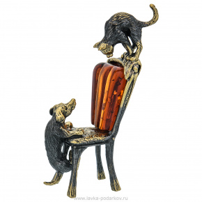 Статуэтка с янтарем "Такса и кот на стуле", фотография 0. Интернет-магазин ЛАВКА ПОДАРКОВ
