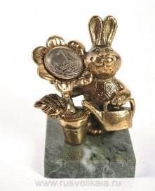 0011725 Бронза Статуэтка "Кролик с подсолнухом" на камне