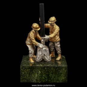 Бронзовая скульптура "Нефтяники", фотография 0. Интернет-магазин ЛАВКА ПОДАРКОВ