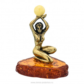 Статуэтка с янтарем "Девушка с шаром", фотография 0. Интернет-магазин ЛАВКА ПОДАРКОВ