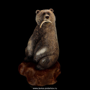 Скульптура из кости кита "Медведь с рыбой", фотография 0. Интернет-магазин ЛАВКА ПОДАРКОВ