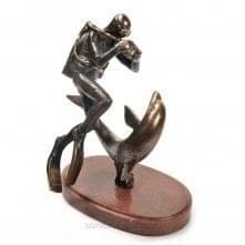 9770/РЛЗ Бронза скульптура "Дайвер с дельфином" на подставке Мрамор Эмаль 20см 
