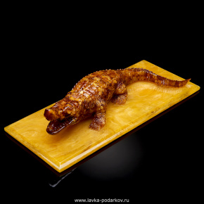Скульптура из янтаря "Крокодил", фотография 0. Интернет-магазин ЛАВКА ПОДАРКОВ
