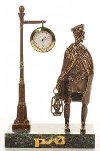 11823 Бронза патинированная  Часы настольные "Станционный смотритель"  (змеевик)