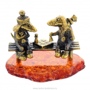 Статуэтка с янтарем "Пара собак и шахматы" (коньячный), фотография 0. Интернет-магазин ЛАВКА ПОДАРКОВ