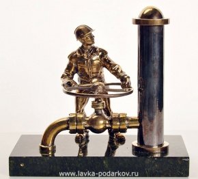Скульптура "Работник нефтегазовой промышленности", фотография 0. Интернет-магазин ЛАВКА ПОДАРКОВ
