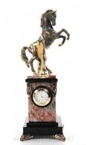 0010212/3577-креноид Нат.камень ЧАСЫ настольные "Конь с попоной" Креноид 