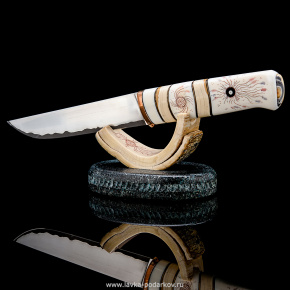 Нож сувенирный с рукоятью из кости "Коряк" на подставке, фотография 0. Интернет-магазин ЛАВКА ПОДАРКОВ