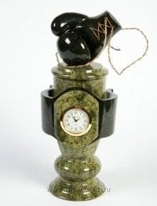 6279 Нат. камень ЧАСЫ - Кубок "Боксер" 27*13*10см Змеевик