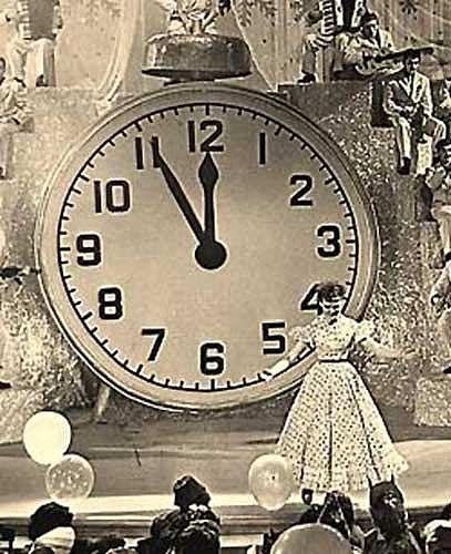 5 минут нового дня. Часы из карнавальной ночи. Часы из кинофильма карнавальная ночь. Часы пять минут. Карнавальная ночь пять минут.