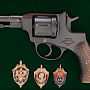 Панно "Пистолет Наган со знаками ФСБ" 37х25 см, фотография 3. Интернет-магазин ЛАВКА ПОДАРКОВ