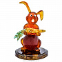 Статуэтка из янтаря "Кролик с морковкой", фотография 1. Интернет-магазин ЛАВКА ПОДАРКОВ
