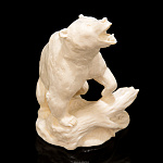 Скульптура из бивня мамонта "Медведь у бревна"