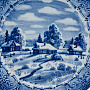 Тарелка сувенирная настенная "Зима в деревне". Гжель, фотография 2. Интернет-магазин ЛАВКА ПОДАРКОВ
