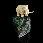 /В463 Изделия из кости Композиция "Мамонт" Кость Бивень мамонта, уваровит В463