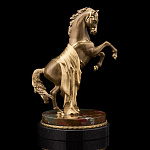 Лошадь Символ 2026 года. Скульптура из бронзы и камня "Конь". Златоуст