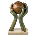 Скульптура "Мир в твоих руках"