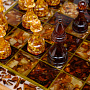 Шахматы в ларце с инкрустацией из янтаря и янтарными фигурами, фотография 6. Интернет-магазин ЛАВКА ПОДАРКОВ