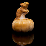 0053608 Нат камень МЫШЬ НА ТЫКВЕ ангидрит 