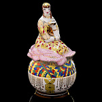 0024948/80.05179.00.1 ЛФЗ ТУАЛ. КОРОБОЧКА Гостья III" Дама в зол.-роз.пл." ТН1