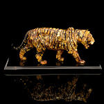 0059195-НП-темная  Изделия из янтаря СКУЛЬПТУРА "ЖЕЛТЫЙ ТИГР" 10*25см (подст.28*12см)