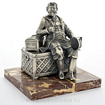 0010622/Серебрение Бронза Сувенир "Купец на сундуке" серебрение,Яшма